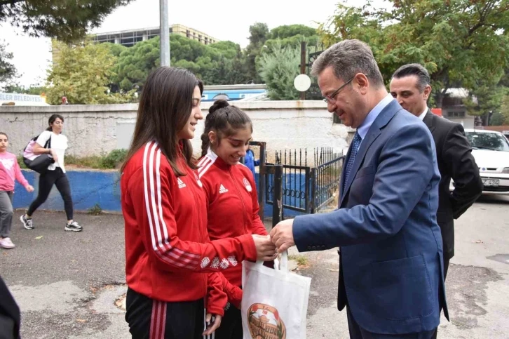 Vali Enver &Uuml;nl&uuml;, gen&ccedil; sporcularla buluştu
