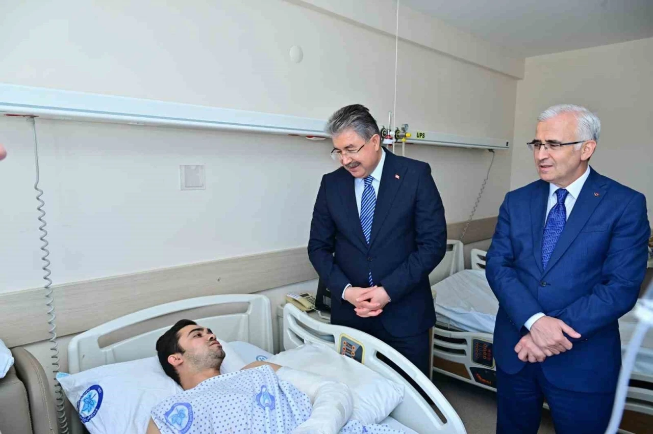 Vali Erdin&ccedil; Yılmaz&rsquo;dan yaralı itfaiyecilere ziyaret

