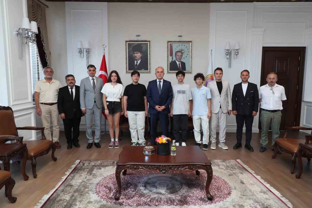 Vali Erol, LGS&rsquo;de tam puan alan &ouml;ğrencileri ağırladı
