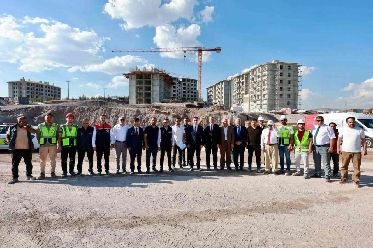 Vali Karakaya, Ahlat&rsquo;taki Ahıskalı T&uuml;rkleri TOKİ konutlarını inceledi
