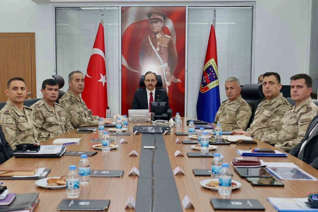 Vali Kızılkaya: "Jandarmamız, Siirt&rsquo;imizin huzuru i&ccedil;in gece g&uuml;nd&uuml;z g&ouml;rev yaparak &ouml;nemli başarılara imza atıyor"
