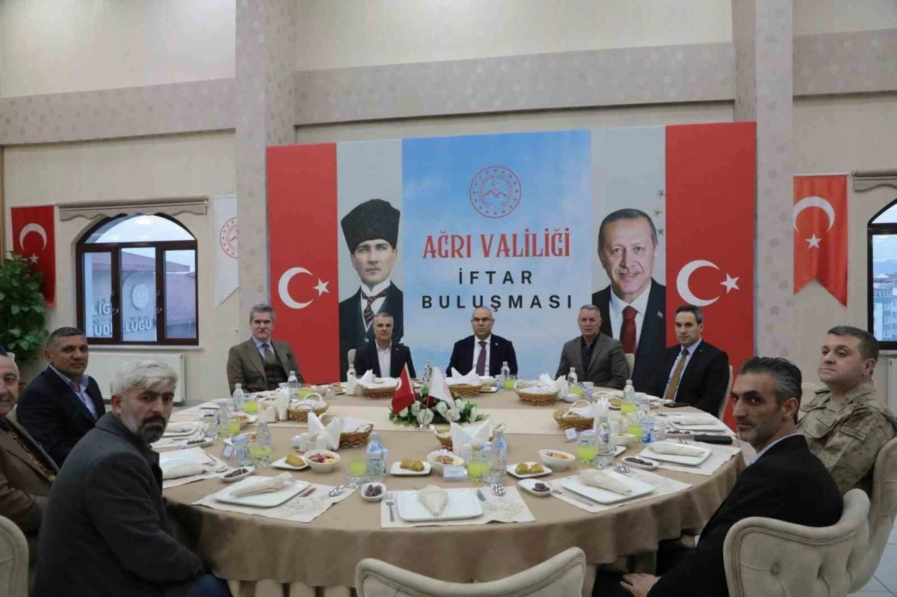 Vali Koç, muhtarlarla iftar sofrasında bir araya geldi