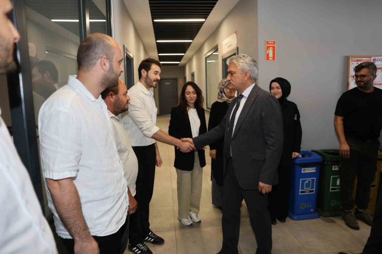 Vali Makas, G&uuml;m&uuml;şova OSB&rsquo;den bilgiler aldı
