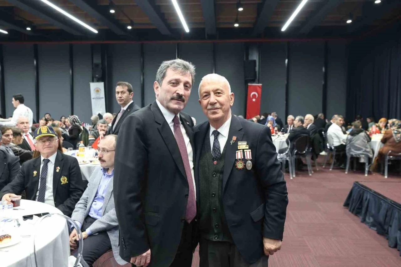 Vali Orhan Tavlı: "&Ouml;zg&uuml;rl&uuml;ğ&uuml;m&uuml;z&uuml; şehitlerimize ve gazilerimize bor&ccedil;luyuz"

