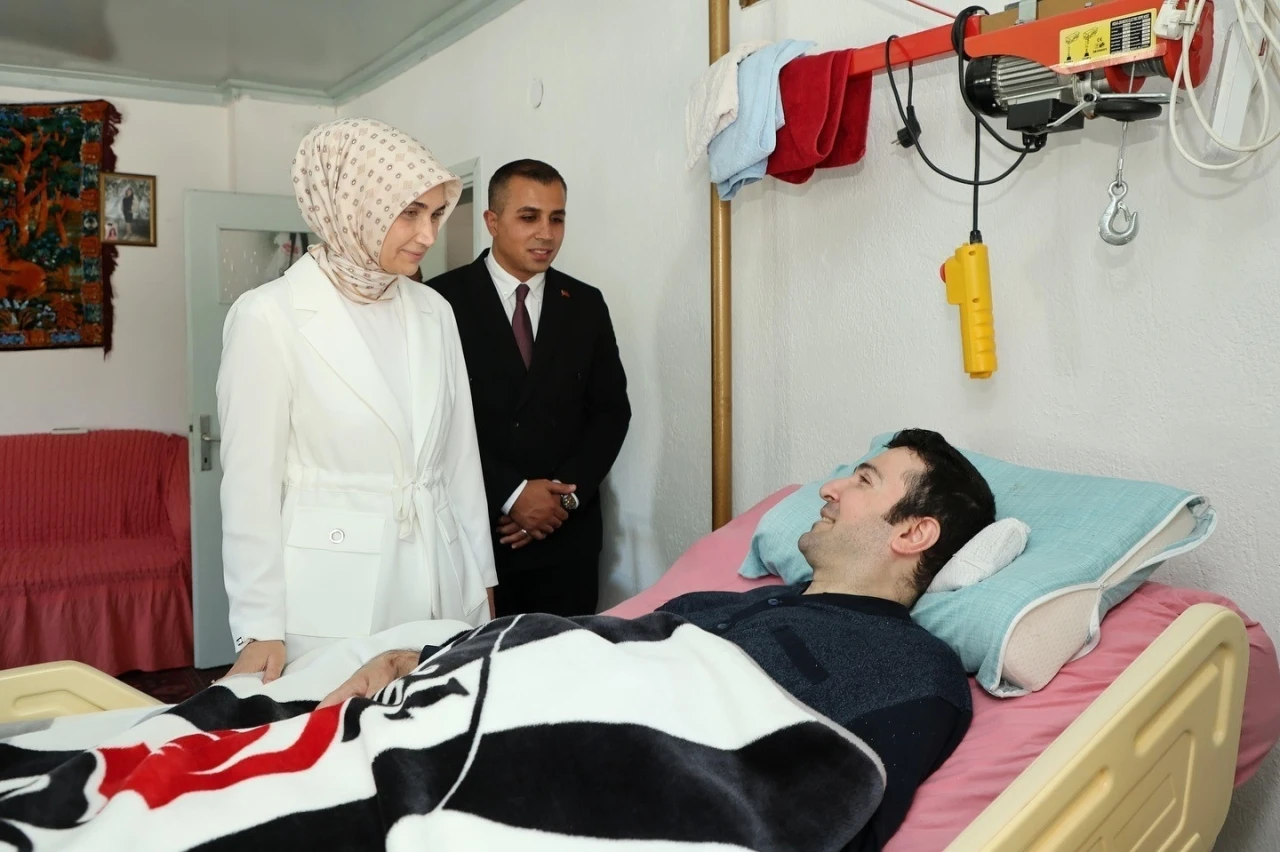 Vali özel bireye aşığı olduğu takımın formasını hediye etti
