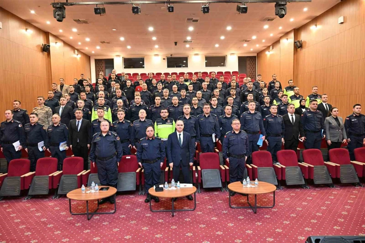 Vali &Ouml;zkan&rsquo;dan jandarmaya &ouml;vg&uuml;
