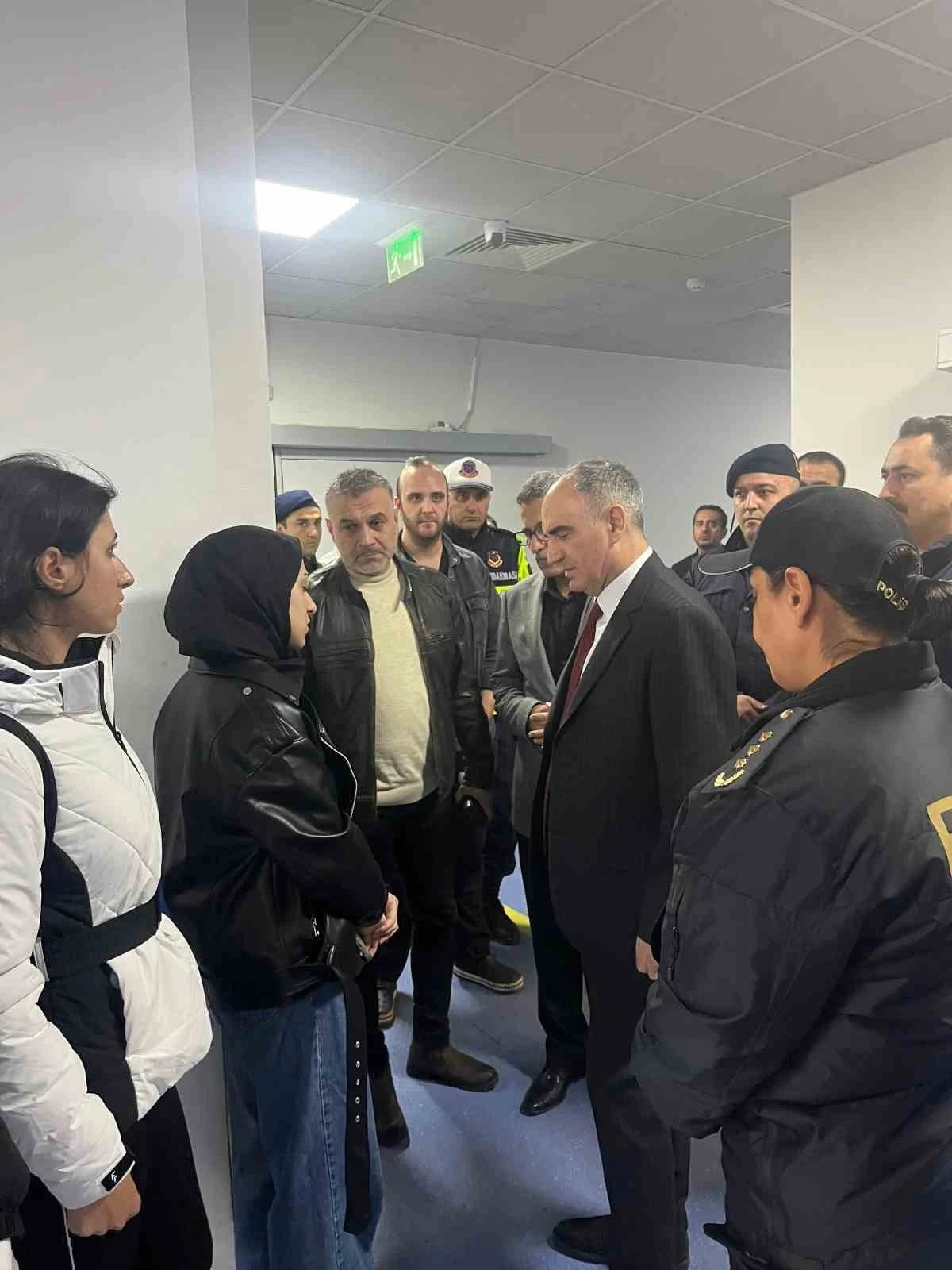 Vali Özkan yaralı polis memuru Hatice Ünal’ı hastanede ziyaret etti
