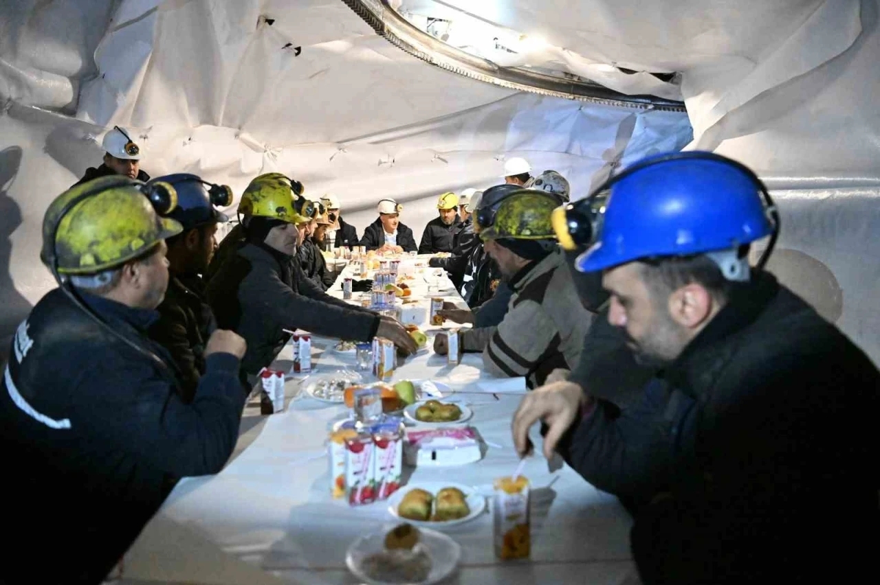 Vali &Ouml;zkan, yeni yılı madencilerle birlikte karşıladı
