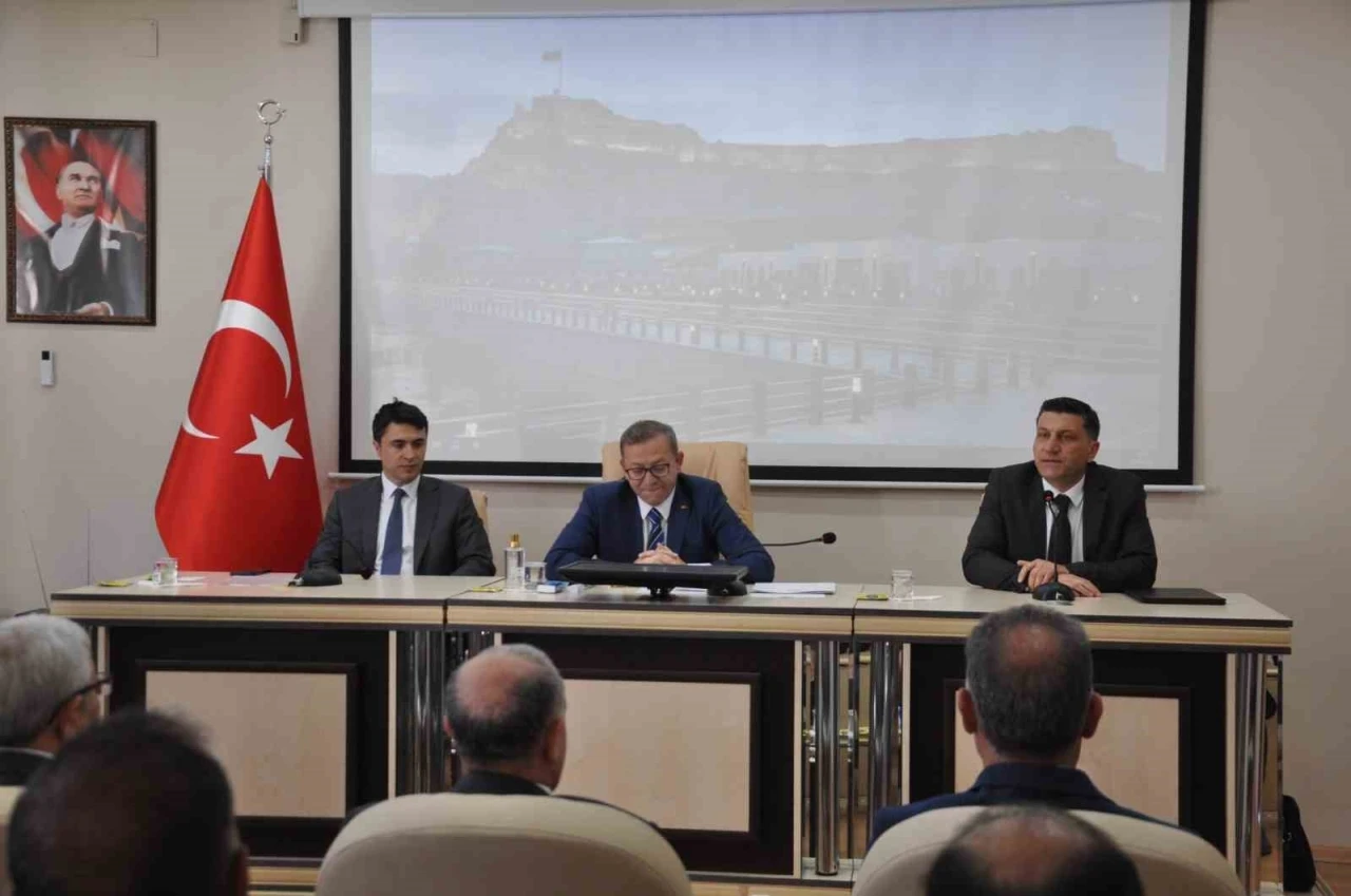 Vali Polat&rsquo;tan kurumlara net mesaj: "Bahane değil, sonu&ccedil; istiyorum!"
