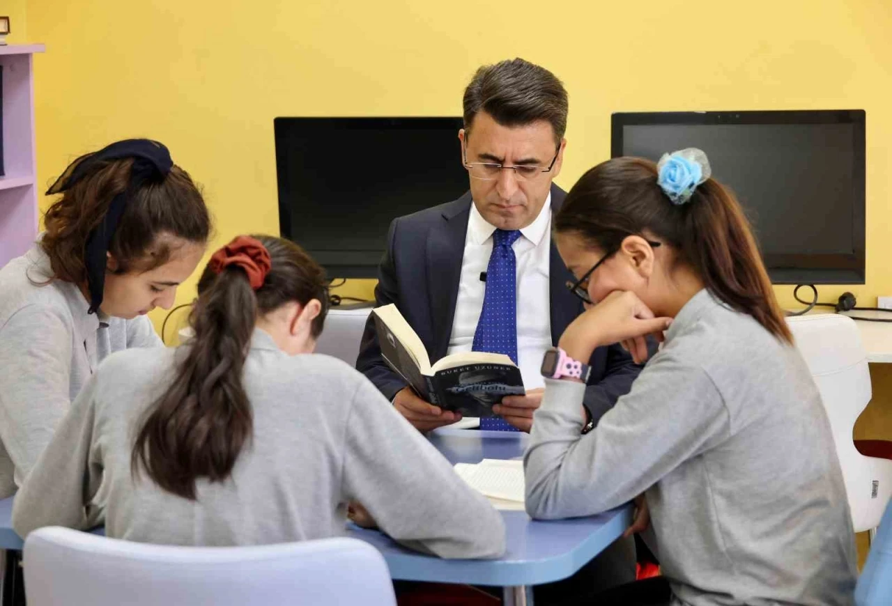 Vali Şefik Aygöl, öğrencilerle kitap okudu
