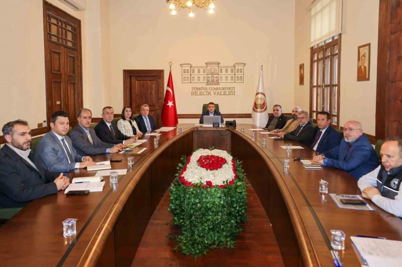 Vali S&ouml;zer başkanlığında Boz&uuml;y&uuml;k OSB toplantısı yapıldı
