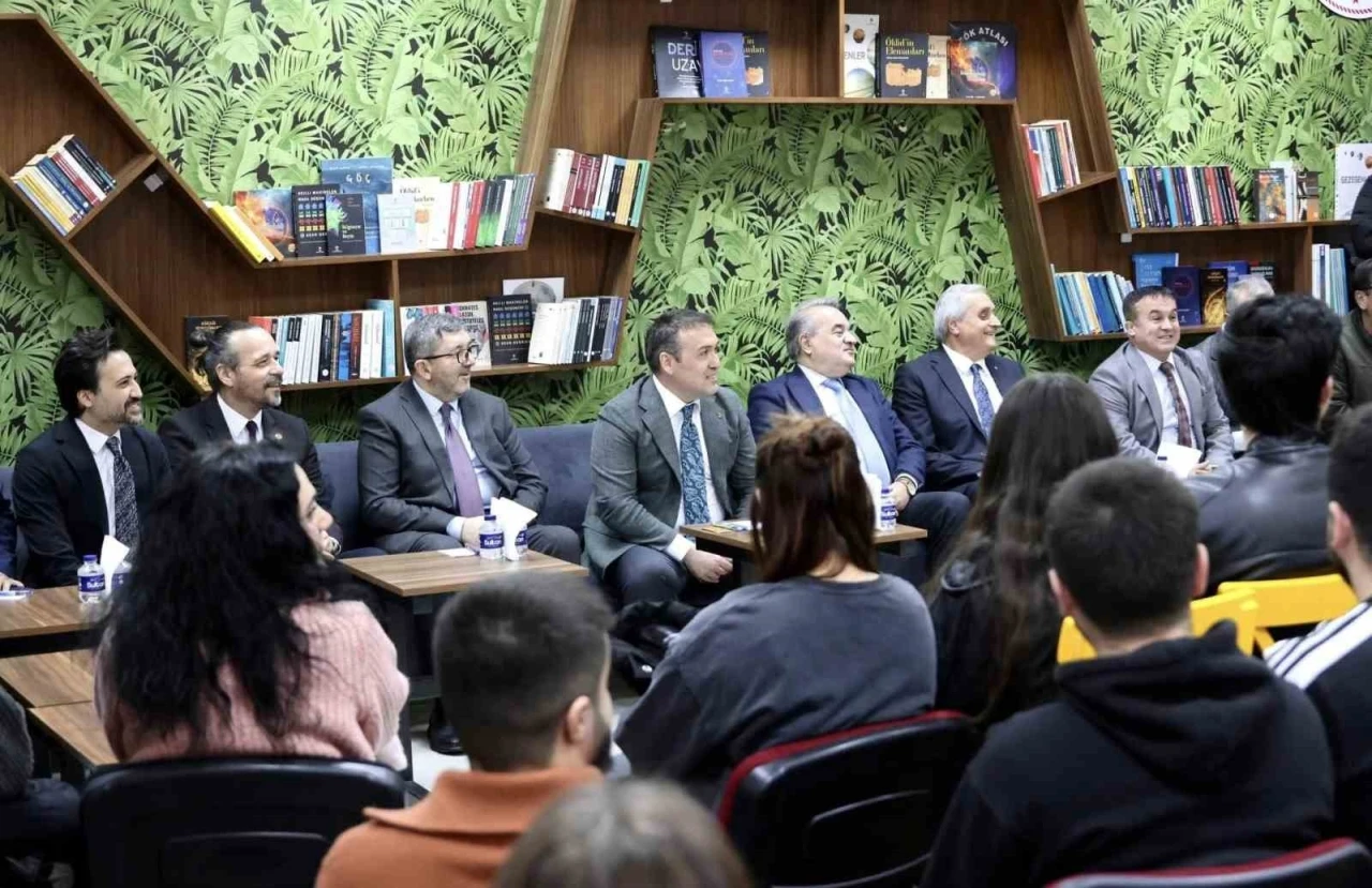 Vali S&ouml;zer, Boz&uuml;y&uuml;k MYO &ouml;ğrencileriyle buluştu
