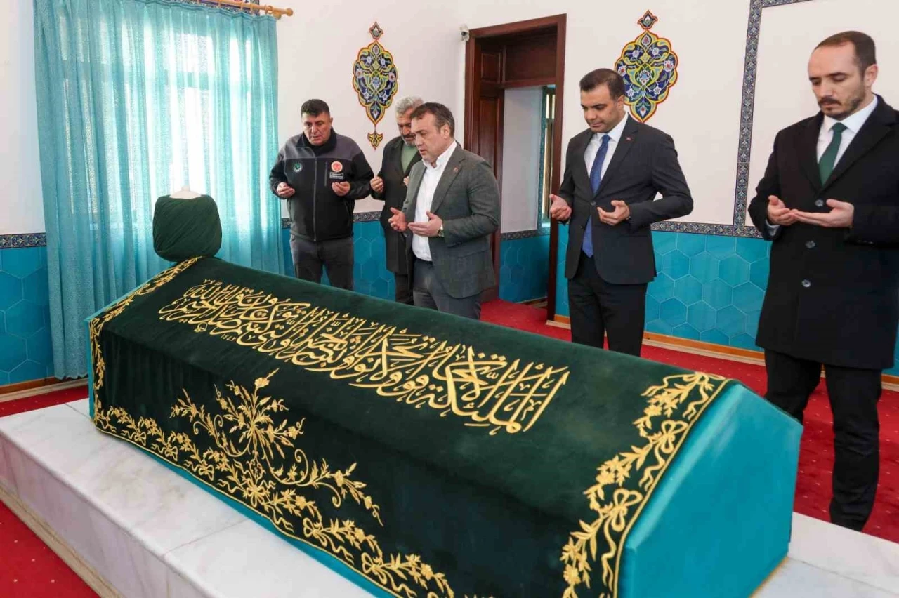 Vali S&ouml;zer, Dursun Fakıh T&uuml;rbesi&rsquo;nde incelemelerde bulundu
