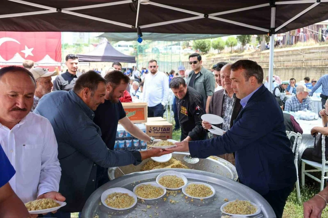 Vali S&ouml;zer Hıdırellez şenliklerinde vatandaşlarla buluştu
