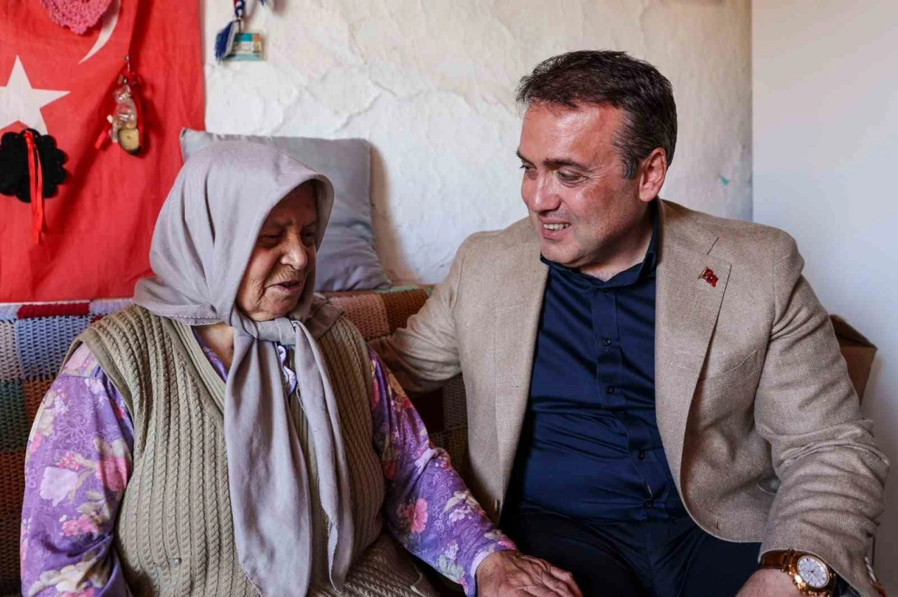 Vali S&ouml;zer, yaşlı vatandaşın kapısını &ccedil;aldı
