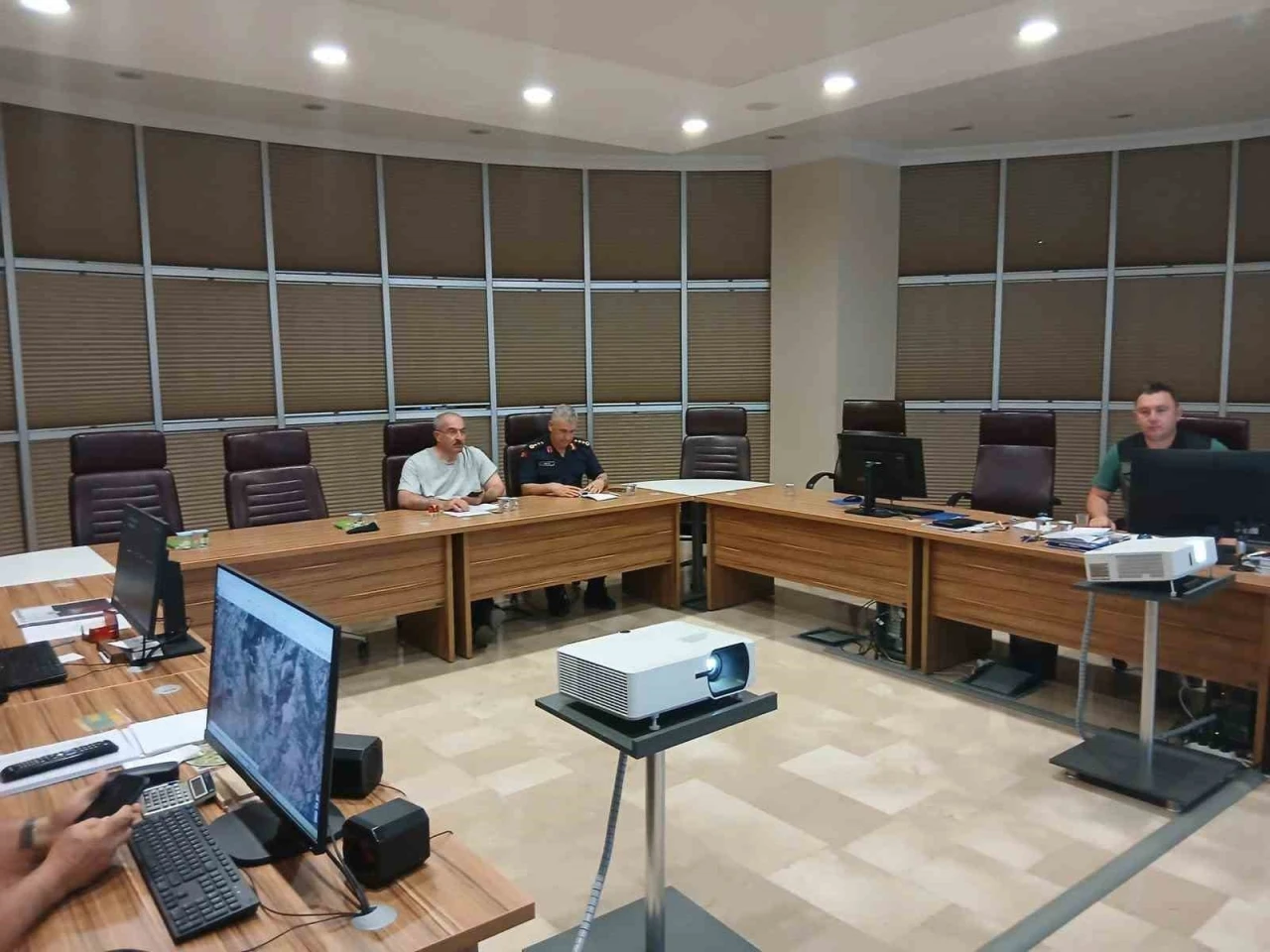 Vali Toraman Ayvacık yangınını Dardanos Yangın Yönetim Merkezinden takip etti
