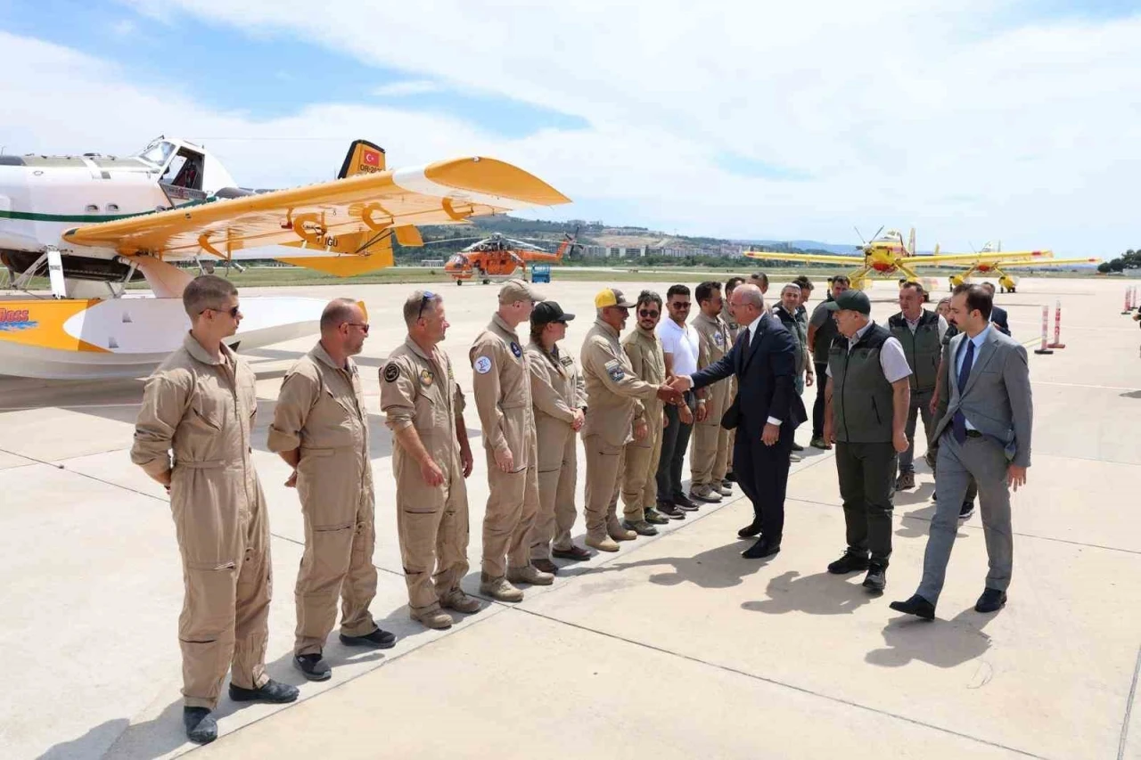 Vali Toraman&rsquo;dan yangın s&ouml;nd&uuml;rme u&ccedil;akları ve helikopterleri pilotlarına ziyaret
