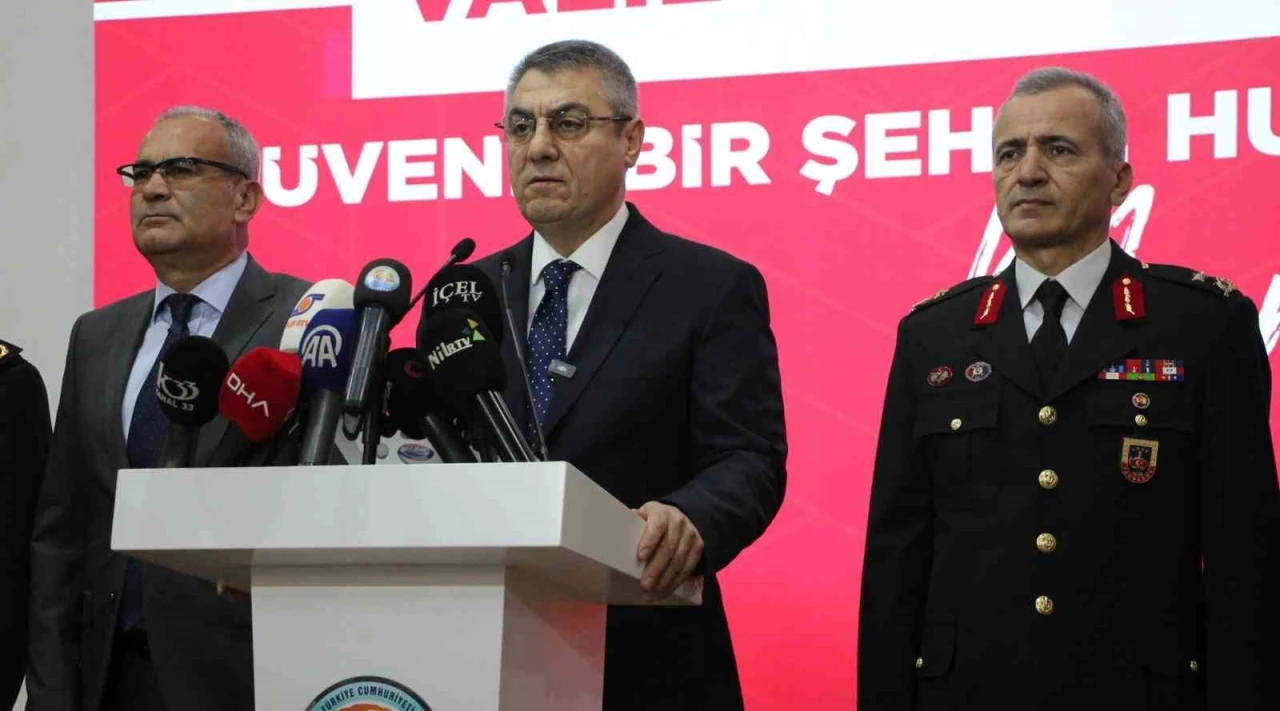 Vali Toros a&ccedil;ıkladı: Mersin&rsquo;de su&ccedil; oranları d&uuml;şt&uuml;, aydınlatma oranı y&uuml;zde 99,6&rsquo;ya y&uuml;kseldi
