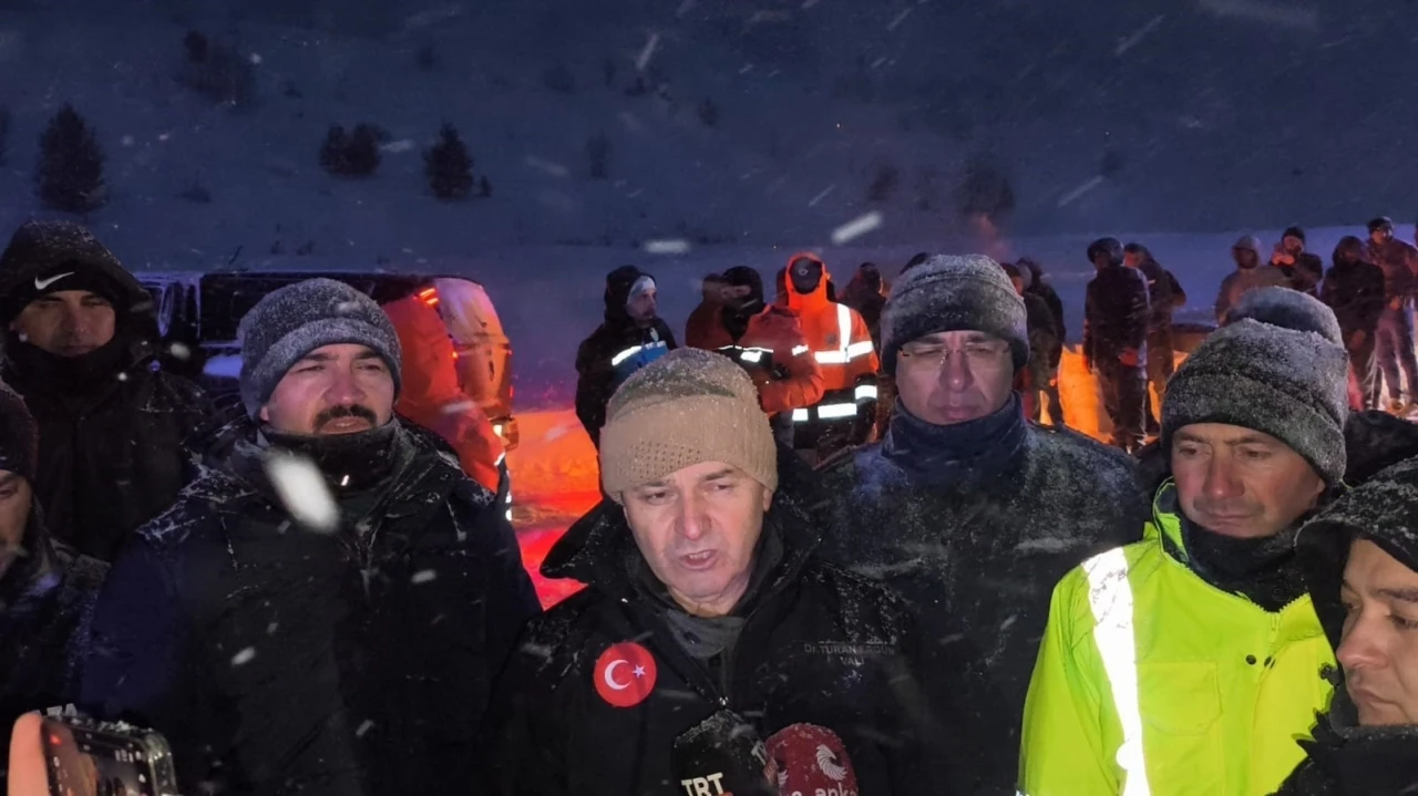 Vali Turan Erg&uuml;n: "&Ccedil;ığ altındakileri bulmak i&ccedil;in &ccedil;alışmalar yarın sabah yeniden başlayacak"
