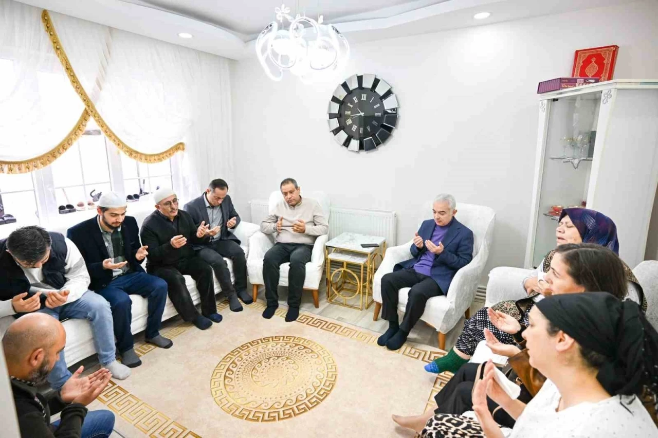 Vali Turan ve Kaymakam Yıldız Rümeysa Sanpur’un ailesine taziyede bulundu
