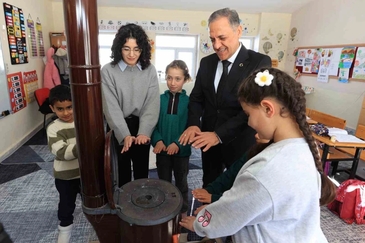 Vali Usta&rsquo;dan fedakar &ouml;ğretmene ve 4 &ouml;ğrencisine ziyaret
