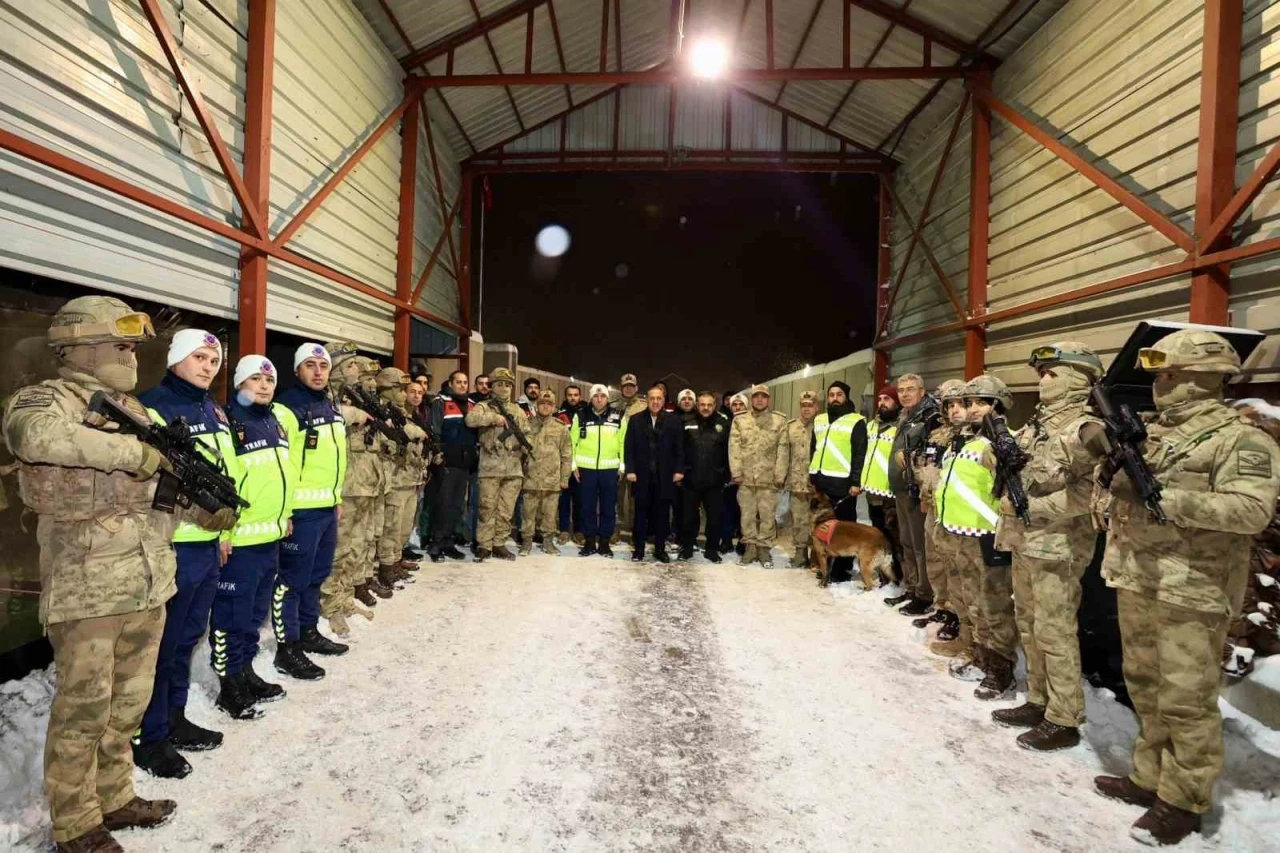Vali Usta, g&ouml;revi başındaki g&uuml;venlik g&uuml;&ccedil;leriyle bir araya geldi
