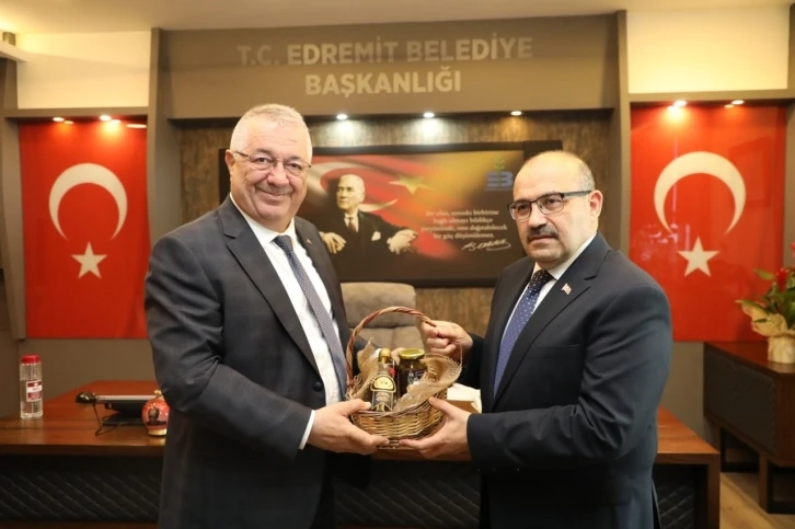 Vali Ustaoğlu, Edremit Belediyesi’ni ziyaret etti

