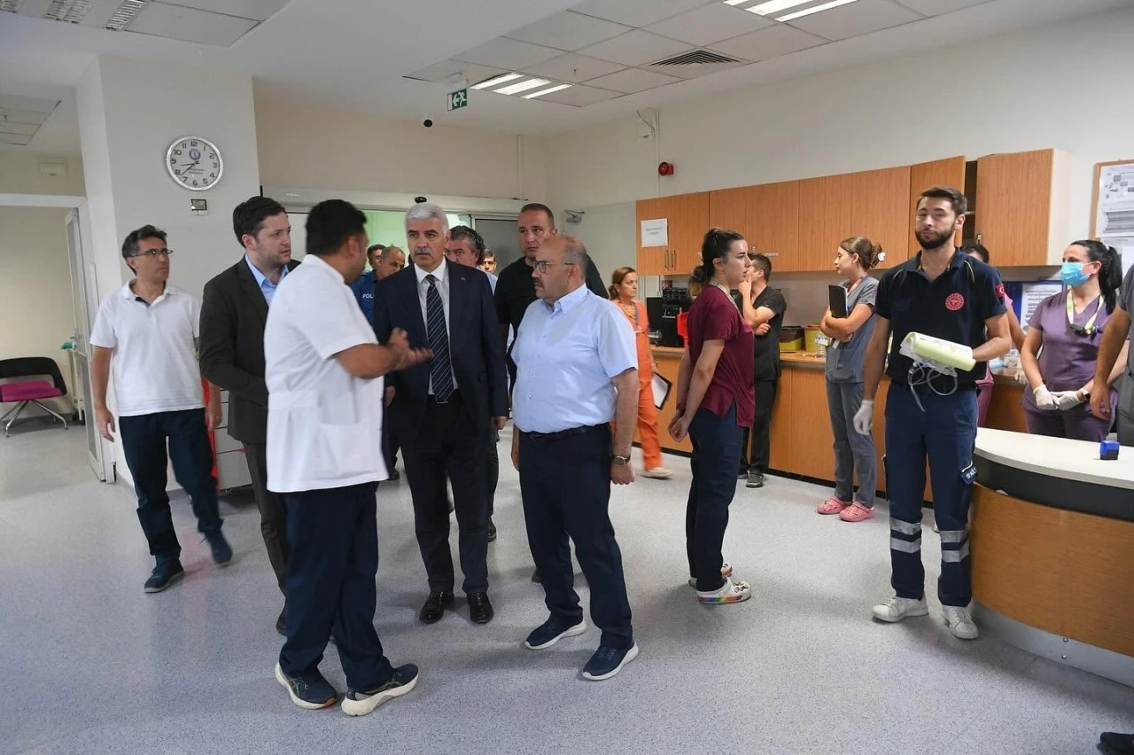 Vali Ustaoğlu, otobüs kazasında yaralanan vatandaşları hastanede ziyaret etti
