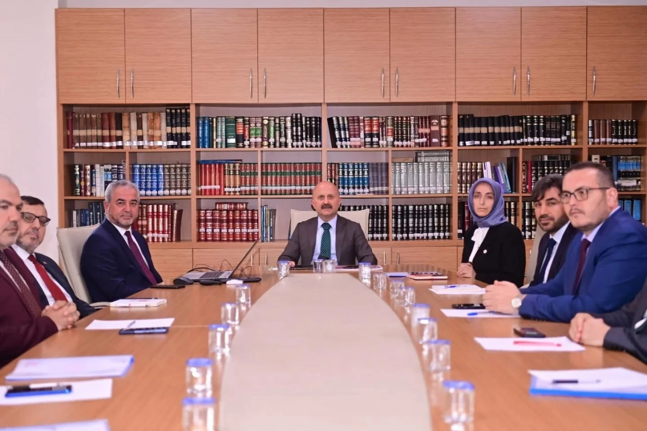 Vali Varol, İl M&uuml;ft&uuml;l&uuml;ğ&uuml;&rsquo;nde y&uuml;r&uuml;t&uuml;len hizmetler hakkında bilgi aldı
