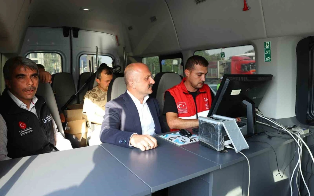 Vali Varol, mobil göç noktası araçlarını inceledi
