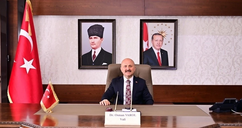 Vali Varol: "Babalarımız g&ouml;lgesinde huzur bulduğumuz ulu &ccedil;ınarlardır"
