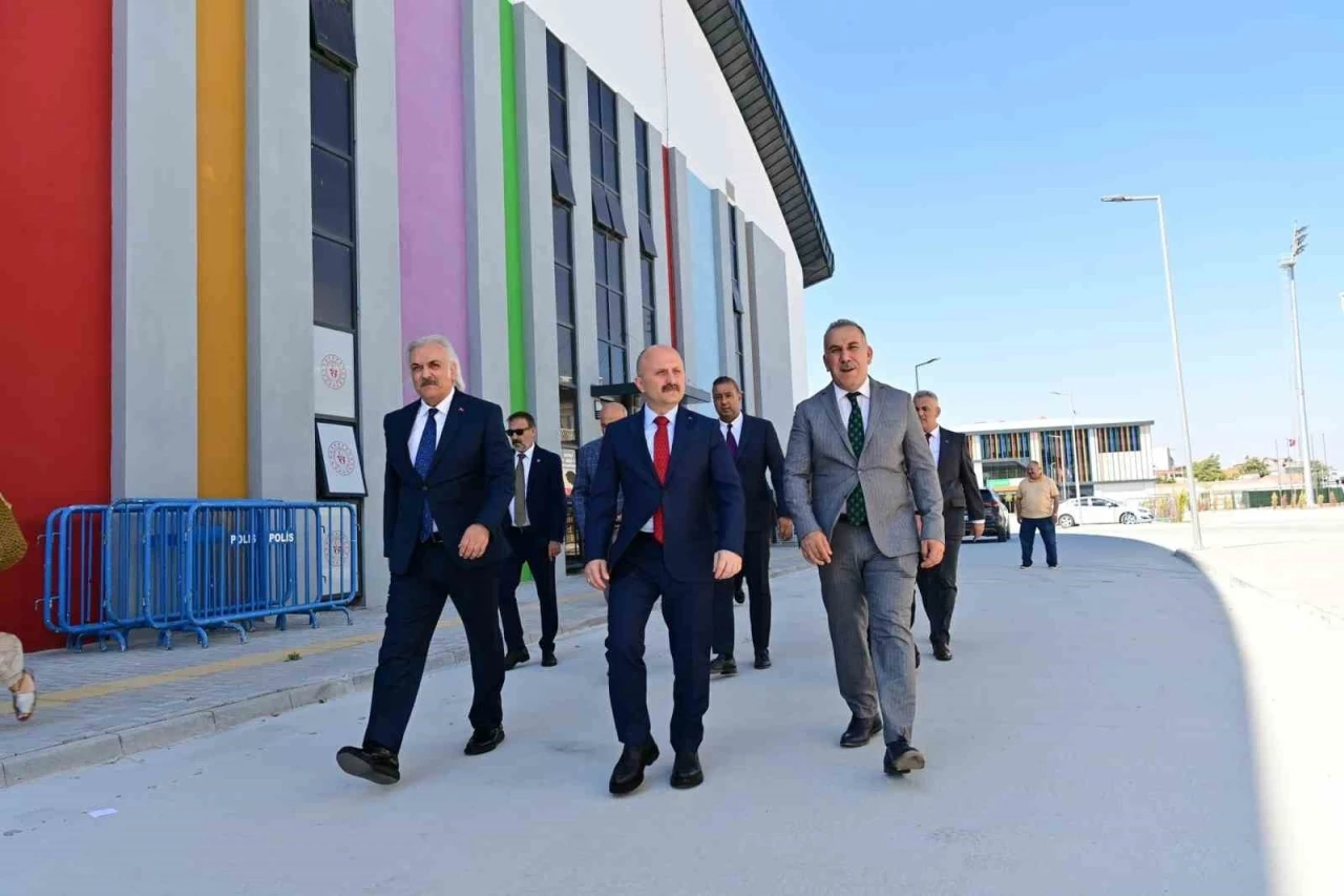 Vali Varol, S&ouml;ke Gen&ccedil;lik ve Spor Kompleksi&rsquo;nde incelemelerde bulundu
