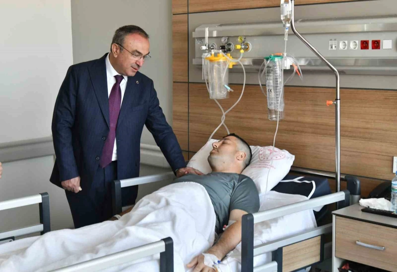 Vali yaralı polisi ziyaret etti: Alkollü sürücü çarpıp kaçmıştı
