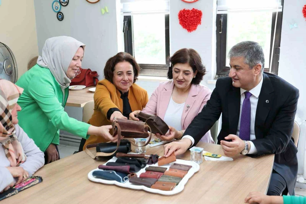Vali Yavuz Aile Destek Merkezinde kadınlarla buluştu
