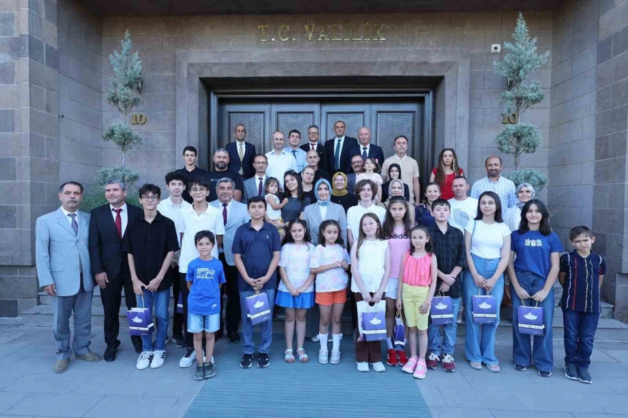 Vali Yiğitbaşı derece yapan öğrencileri konuk etti
