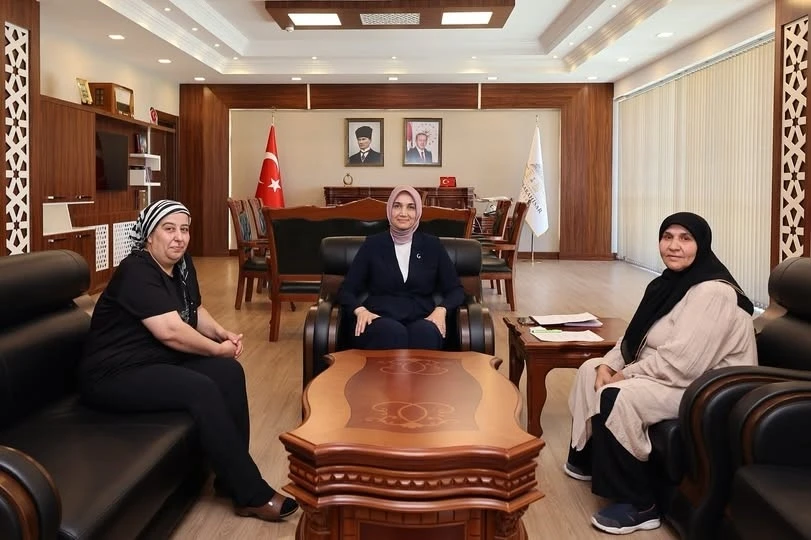 Vali Yiğitbaşı, şehit ailesini makamında ağırladı
