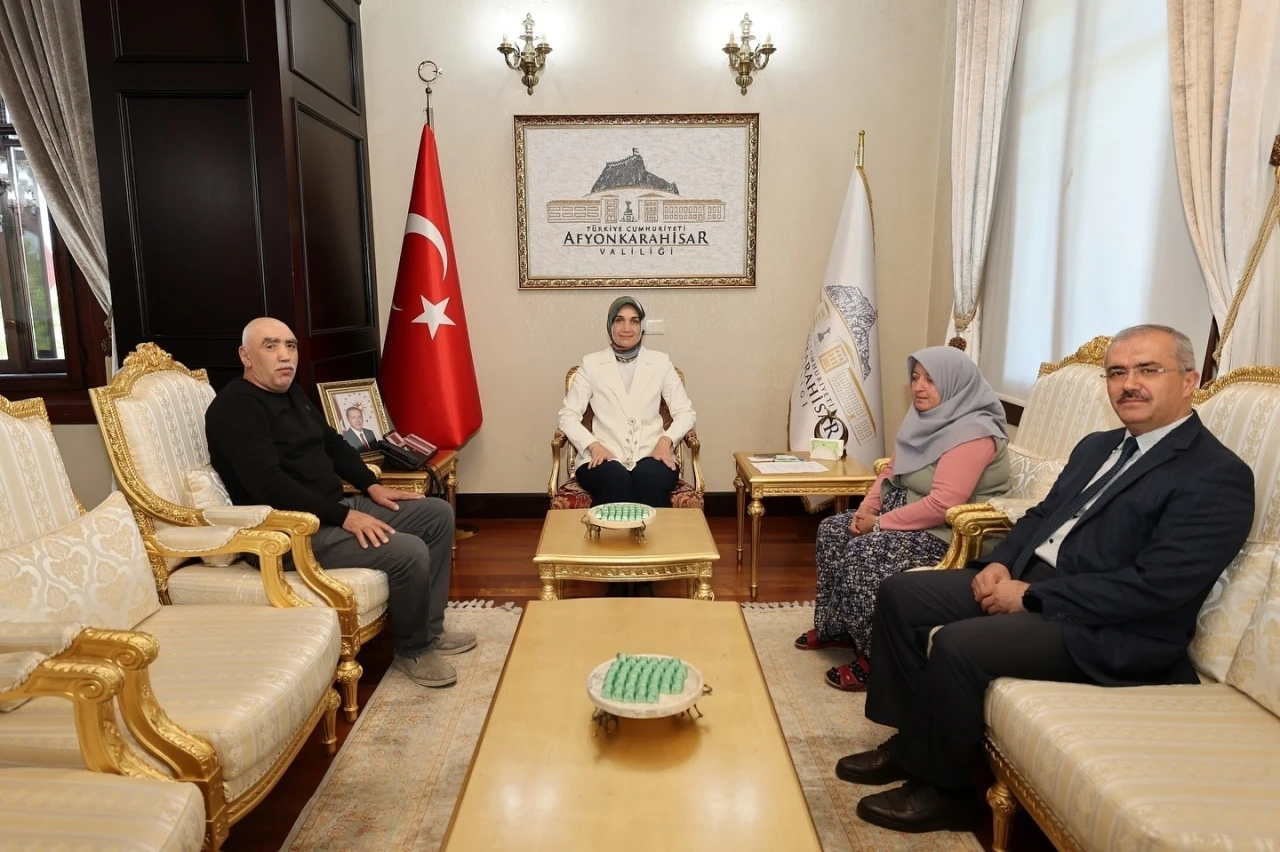 Vali Yiğitbaşı, şehit ailesini makamında ağırladı
