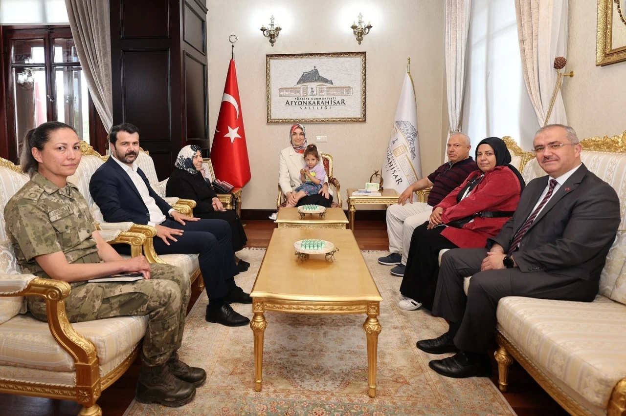 Vali Yiğitbaşı, Şehit Önder Özen’in ailesini makamında ağırladı
