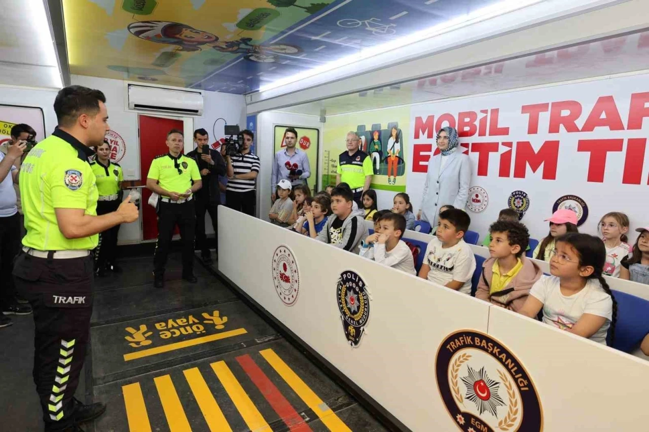 Vali Yiğitbaşı, trafik haftası etkinliklerinde çocuklarla buluştu
