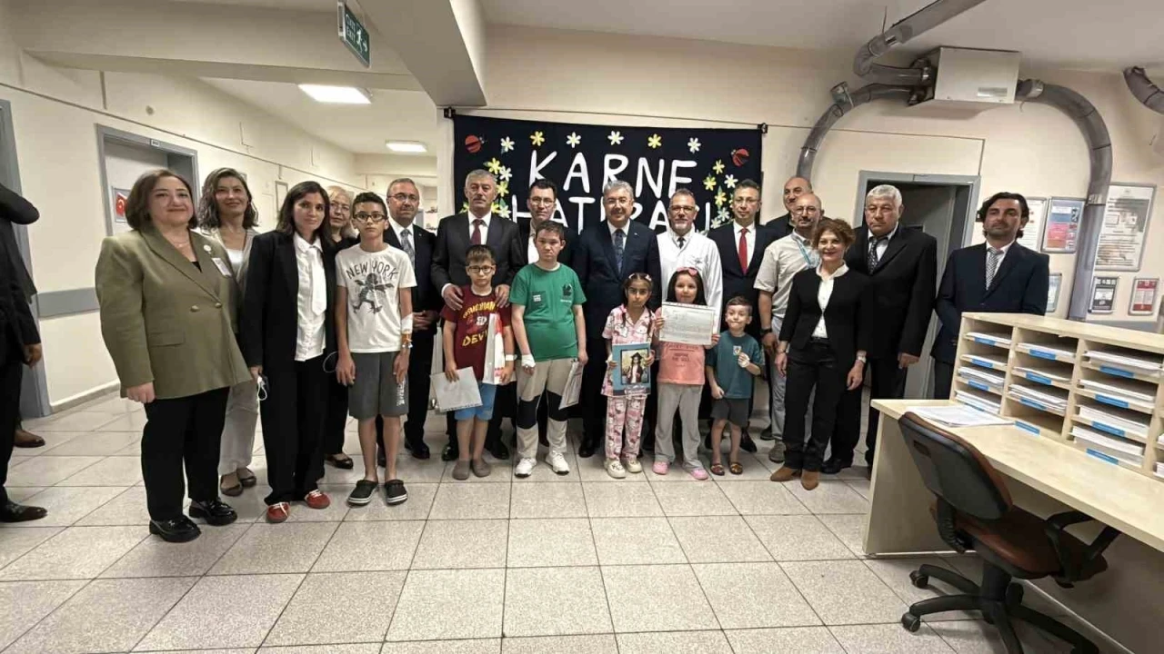 Vali Yılmaz, hastanede tedavi g&ouml;ren &ouml;ğrencilerin karne heyecanına ortak oldu
