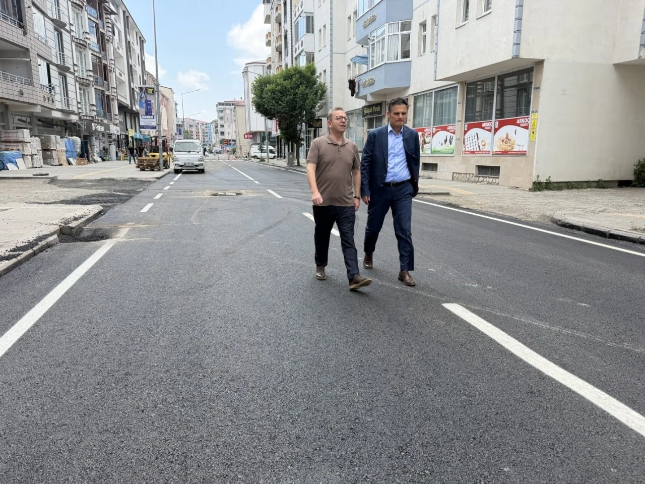 Vali Ziya Polat, Cumhuriyet Caddesi&rsquo;ndeki yol &ccedil;alışmalarını yerinde inceledi
