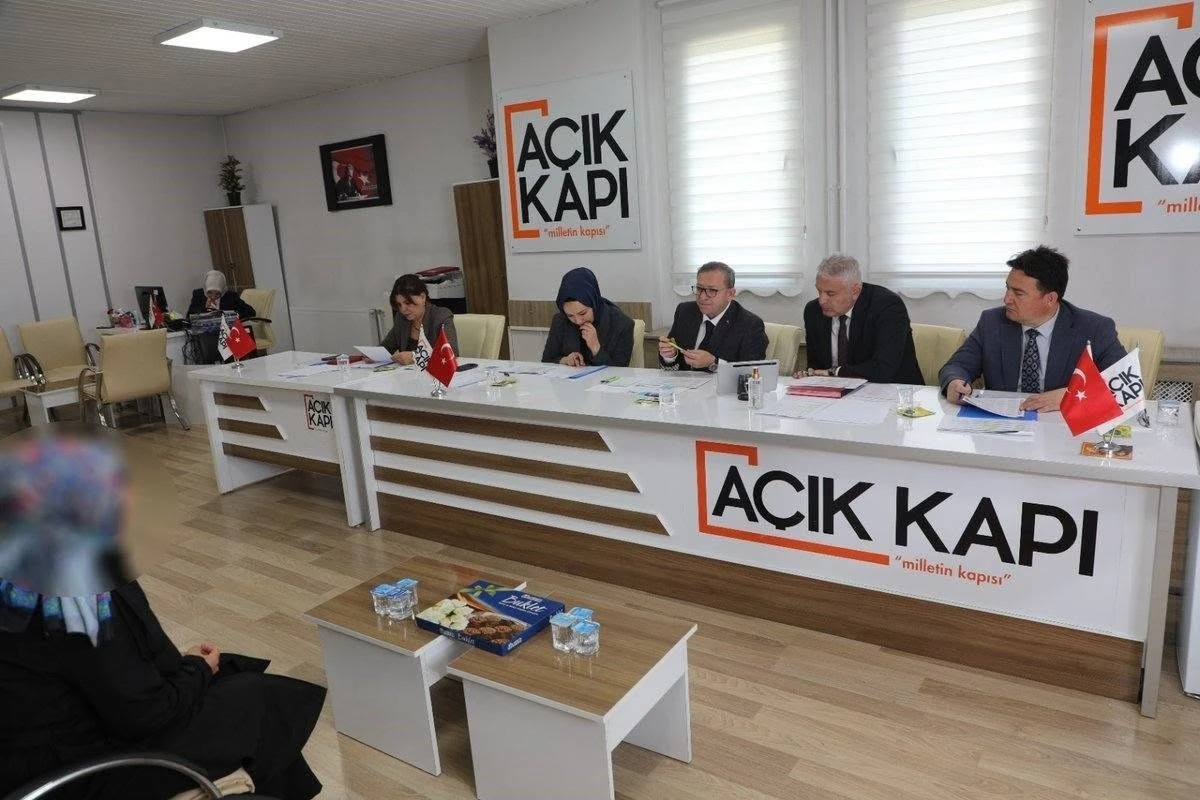 Vali Ziya Polat, Halk G&uuml;n&uuml;&rsquo;nde vatandaşların talep ve sorunlarını dinledi
