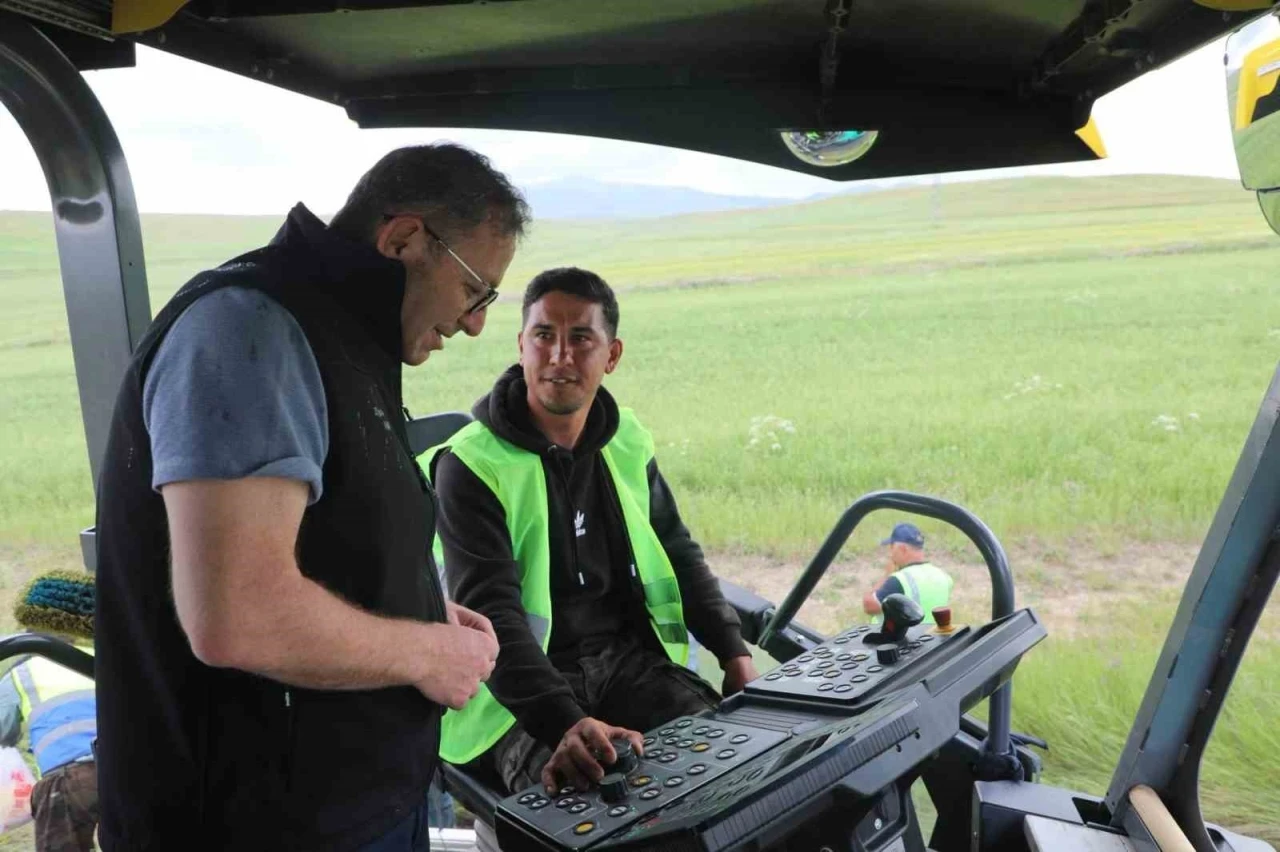 Vali Ziya Polat, Selim&rsquo;de devam eden yol &ccedil;alışmalarını yerinde inceledi
