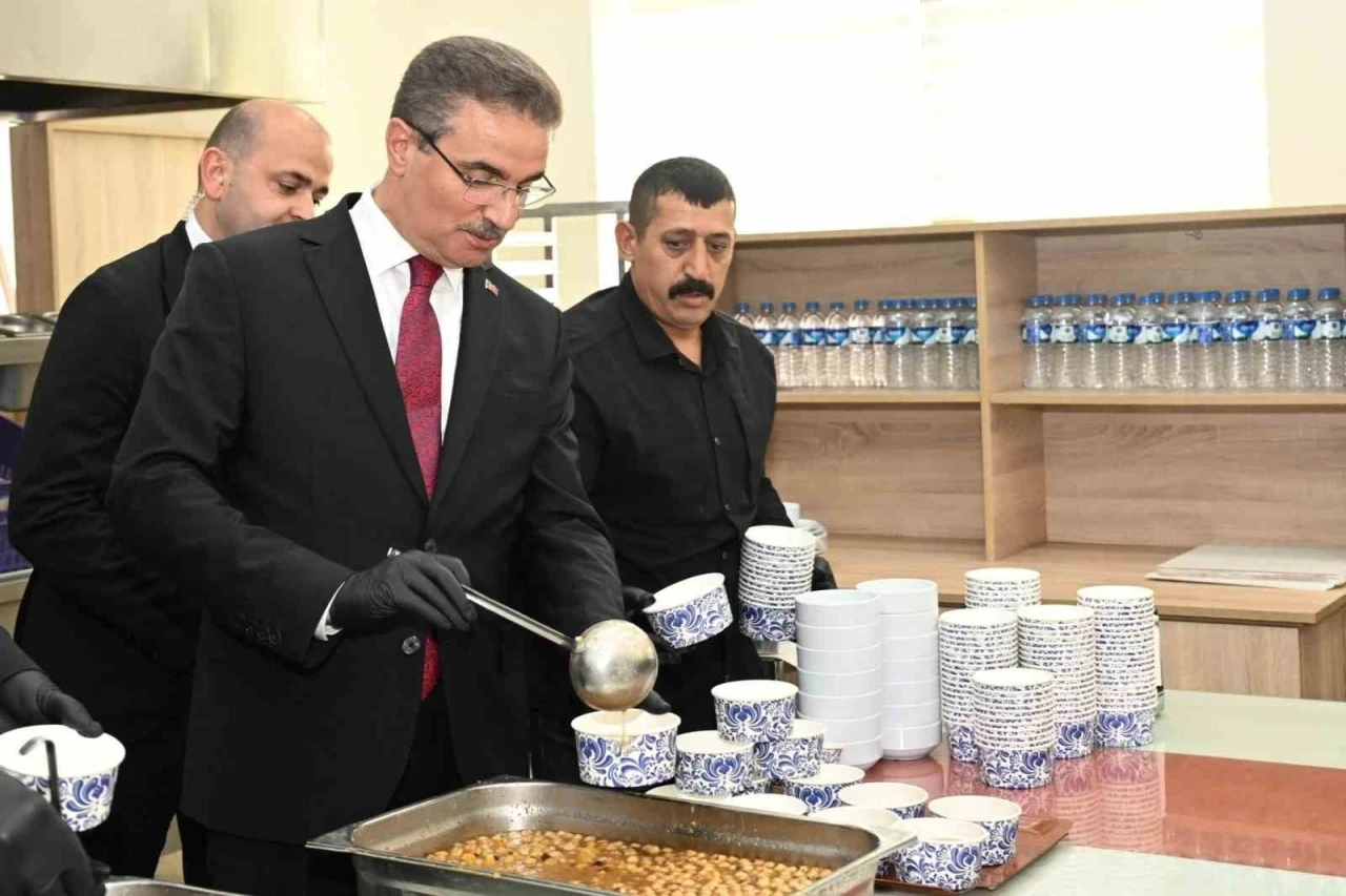 Valisi Aydın Baruş&rsquo;tan emniyet personeline aşure ikramı
