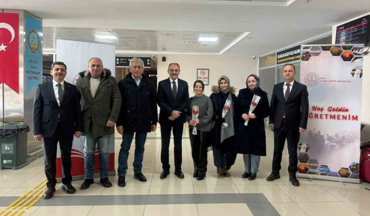 Van&rsquo;a yeni atanan &ouml;ğretmenler g&uuml;llerle karşılandı
