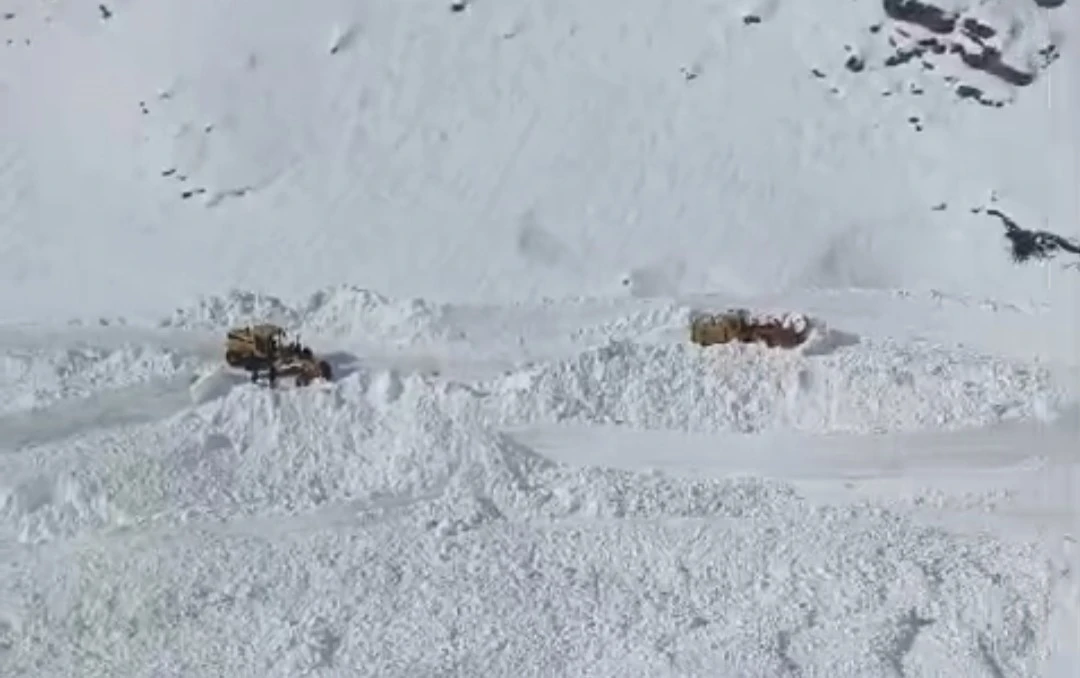 Van Bah&ccedil;esaray&rsquo;da mezra yoluna &ccedil;ığ d&uuml;şt&uuml;
