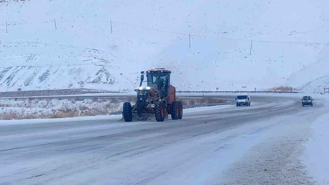 Van-Bah&ccedil;esaray yolu ulaşıma kapatıldı
