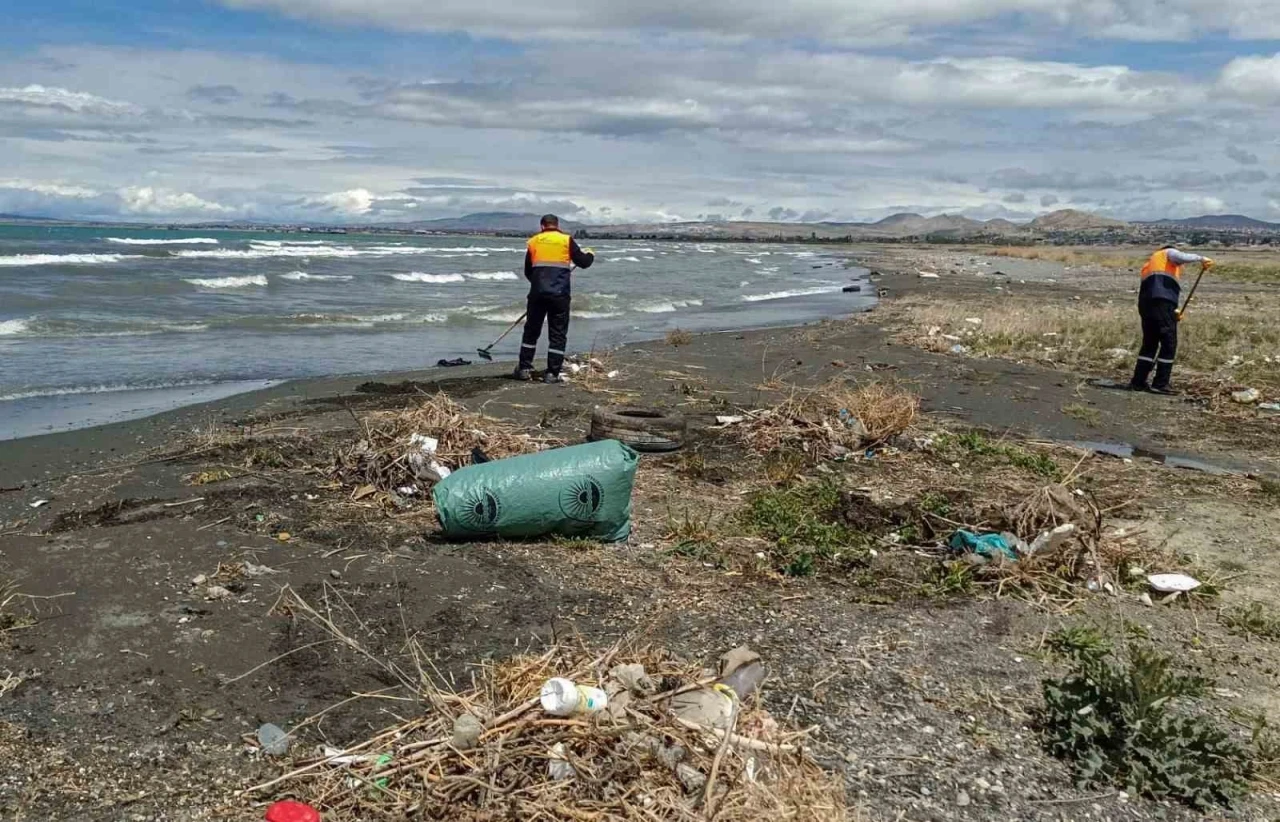 Van Büyükşehir Belediyesi inci kefali göç güzergahındaki dereleri temizledi
