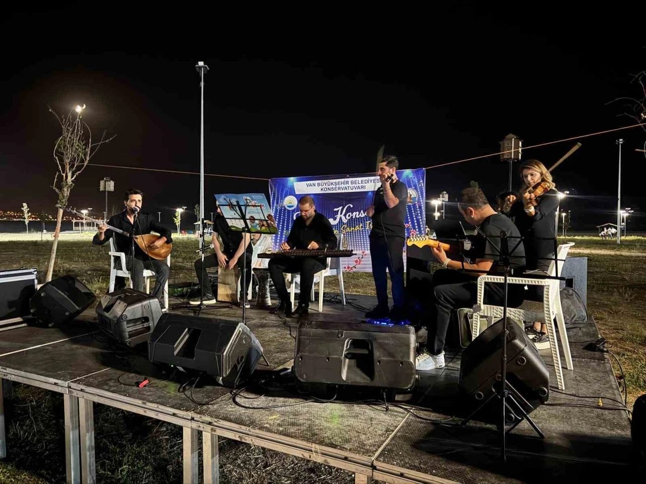 Van Büyükşehir Belediyesi’nin yaz konserlerine yoğun ilgi
