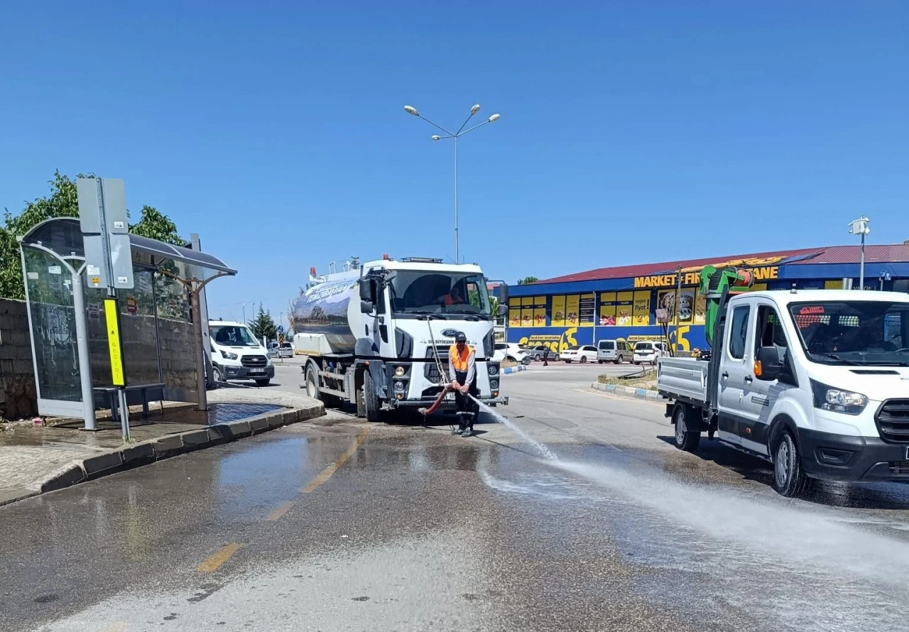 Van Büyükşehir Belediyesinden bayram temizliği çalışması
